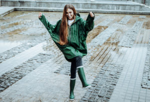 Tanta rainwear banner website regenjasbrigade strovregn poncho dame in de regen